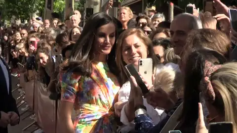 El sorprendente e incómodo recibimiento de una mujer a la reina Letizia en Córdoba: "La quiero mucho" El sorprendente e incómodo recibimiento de una mujer a la reina Letizia en Córdoba: "La quiero mucho"