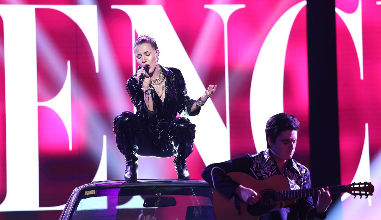 Andrea Guasch, rompedora como Miley Cyrus actuando con un guitarrista muy especial 