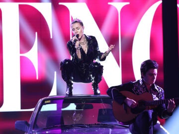 Andrea Guasch, rompedora como Miley Cyrus actuando con un guitarrista muy especial 