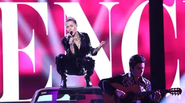 Andrea Guasch, rompedora como Miley Cyrus actuando con un guitarrista muy especial 