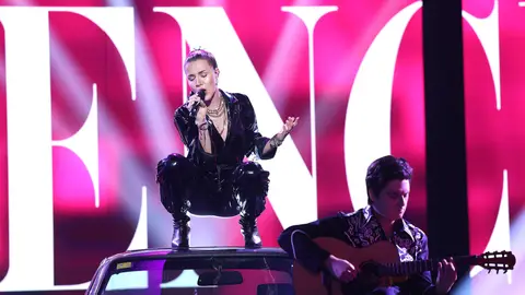 Andrea Guasch, rompedora como Miley Cyrus actuando con un guitarrista muy especial Andrea Guasch, rompedora como Miley Cyrus actuando con un guitarrista muy especial