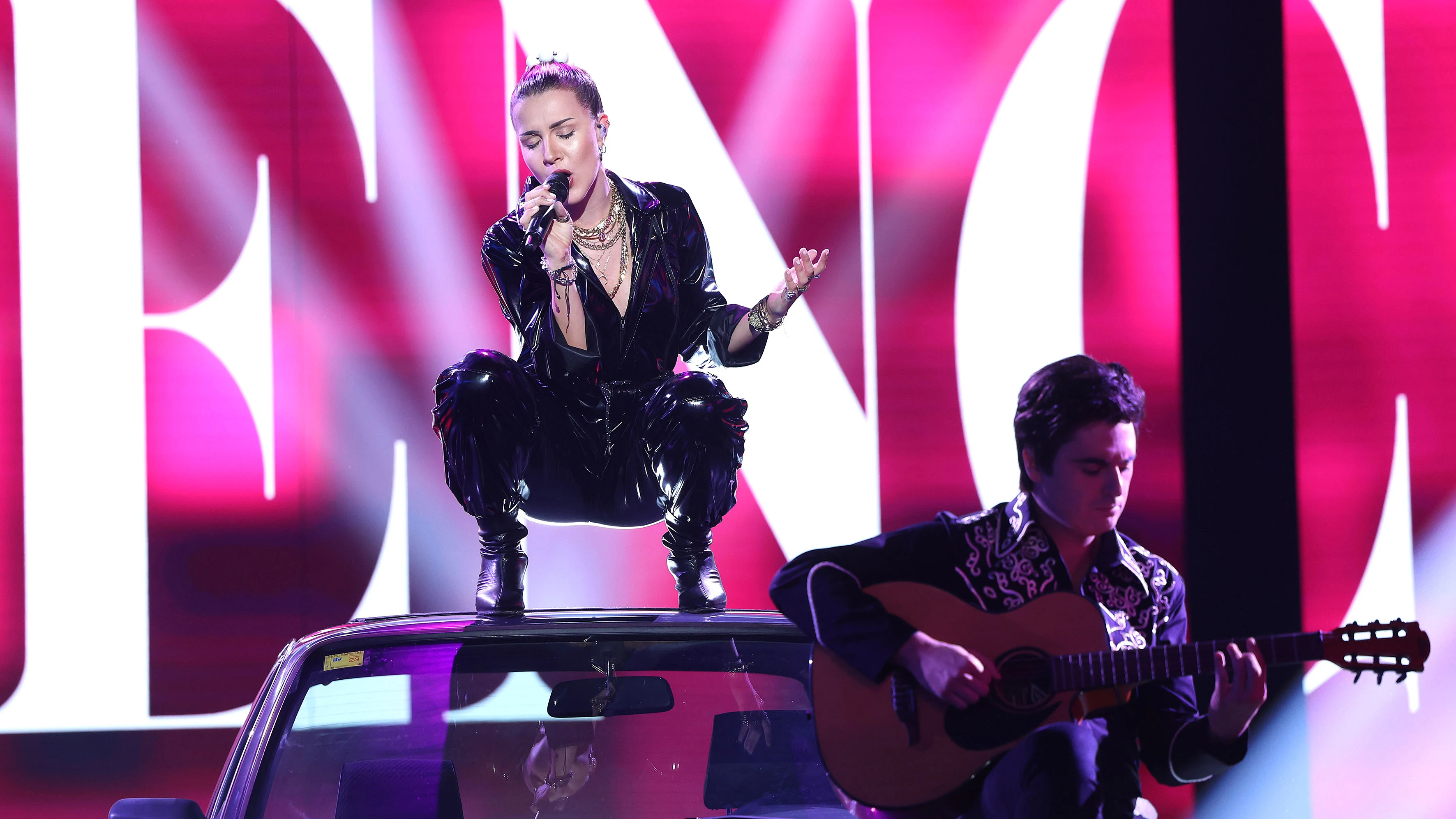 Andrea Guasch, rompedora como Miley Cyrus actuando con un guitarrista muy especial Andrea Guasch, rompedora como Miley Cyrus actuando con un guitarrista muy especial