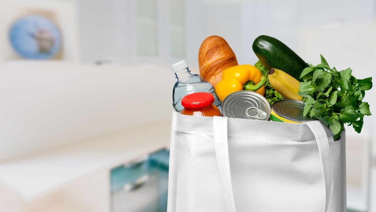 Así debes doblar las bolsas del super reutilizables para que ocupen menos