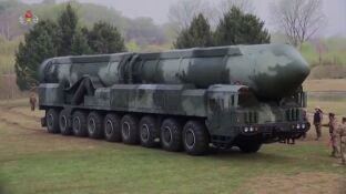 Corea del Norte presenta su nuevo misil bal&iacute;stico de combustible s&oacute;lido