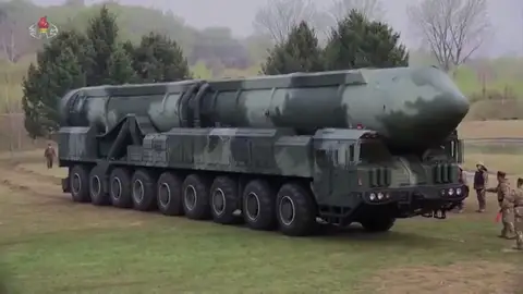 Corea del Norte presenta su nuevo misil balístico de combustible sólido Corea del Norte presenta su nuevo misil balístico de combustible sólido