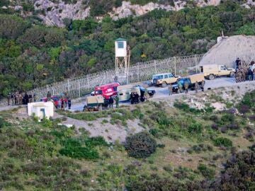 Unidades de la policía fronteriza de Marruecos desplegadas en su lado de la valla