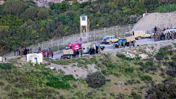 Unidades de la policía fronteriza de Marruecos desplegadas en su lado de la valla Unidades de la policía fronteriza de Marruecos desplegadas en su lado de la valla