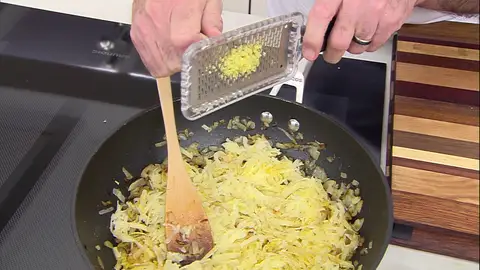 Ralla un centímetro de jengibre y mezcla bien Ralla un centímetro de jengibre y mezcla bien