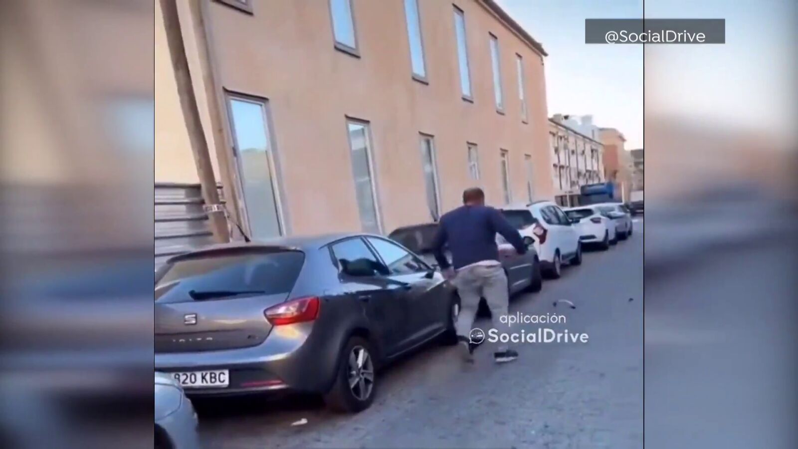 Vídeo: Lo pillan 'in fraganti' destrozando a patadas los retrovisores de los coches aparcados en una calle de Málaga