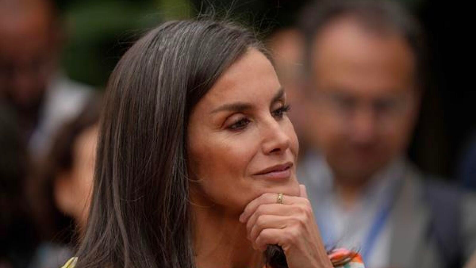 Una concejala de Podemos saluda a la reina Letizia vestida con la bandera de la República