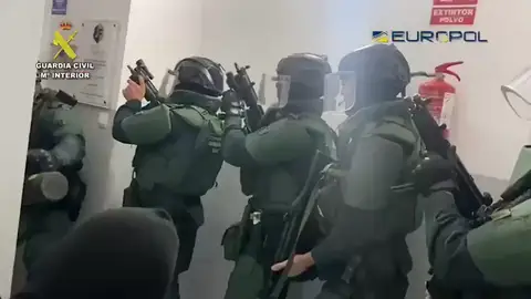 La Guardia Civil entra en los inmuebles donde residían los miembros de la banda.