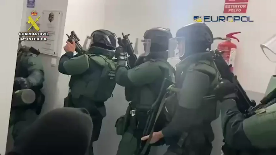 La Guardia Civil entra en los inmuebles donde residían los miembros de la banda. La Guardia Civil entra en los inmuebles donde residían los miembros de la banda.