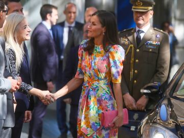La reina Letizia saluda a la consejera de Educación de la Junta de Andalucía, Patricia del Pozo, a la llegada al acto del Premio de 'Artes y Letras' 2023