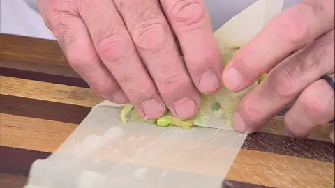 Envuélvela formando un triángulo Envuélvela formando un triángulo