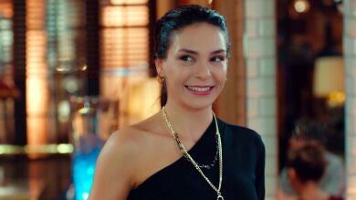 ¡Hira se presenta con Alihan en la cena y Zeynep se viene abajo! 