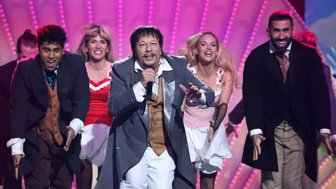 Agustín Jiménez conquista al público al grito de ‘Chihuahua’ como Dj Bobo Agustín Jiménez conquista al público al grito de ‘Chihuahua’ como Dj Bobo