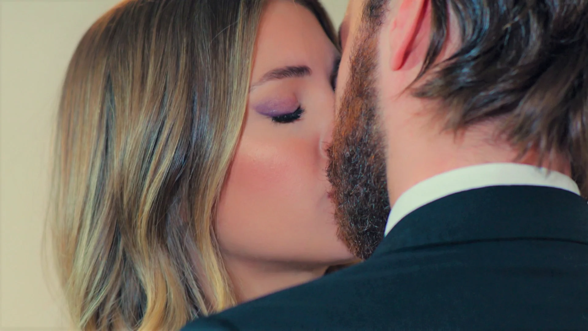 Yildiz besa a Kemal y… ¡Alguien los pilla! Yildiz besa a Kemal y… ¡Alguien los pilla!