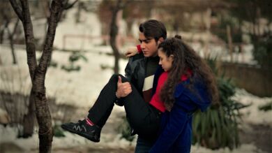 Esta noche en 'Hermanos': Asiye, gravemente herida tras recibir un disparo... ¿sobrevivirá?