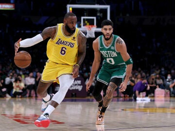 LeBron James y Jayson Tatum en un Lakers - Celtics