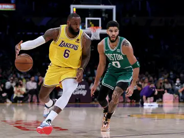 LeBron James y Jayson Tatum en un Lakers - Celtics LeBron James y Jayson Tatum en un Lakers - Celtics