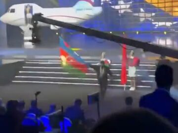 Queman en directo la bandera de Azerbaiyán en el Europeo de Halterofilia 