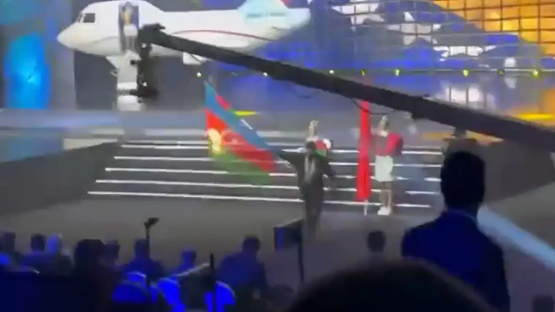 Queman en directo la bandera de Azerbaiyán en el Europeo de Halterofilia Queman en directo la bandera de Azerbaiyán en el Europeo de Halterofilia