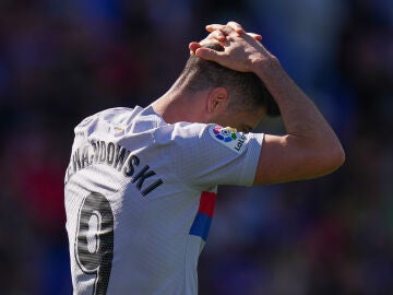Lewandowski se lamenta tras una acción fallada en el Getafe - Barça de la jornada 29