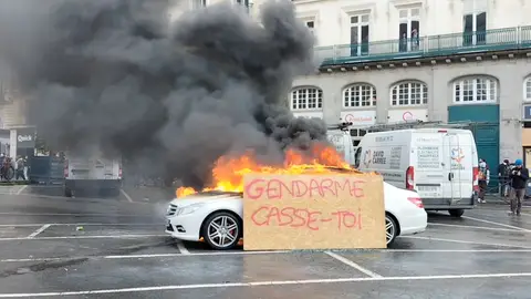 Un coche en llamas durante una protesta con una pancarta ardiendo durante las protestas contra la reforma de las pensiones en Rennes Un coche en llamas durante una protesta con una pancarta ardiendo durante las protestas contra la reforma de las pensiones en Rennes