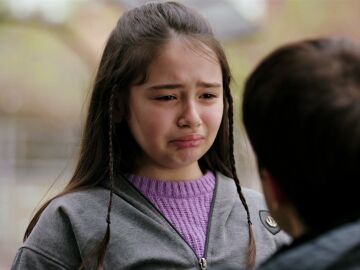 Defne, entre l&aacute;grimas, le pide a su hermano &Ccedil;inar que no se marche de casa: "Por favor, no te vayas" 