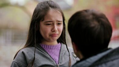 Defne, entre lágrimas, le pide a su hermano Çinar que no se marche de casa: 