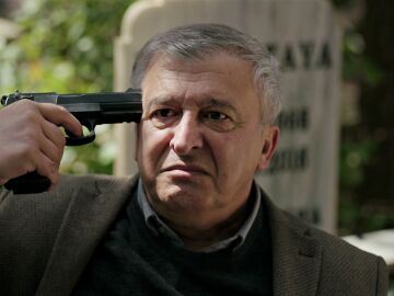 ¡Metin, dispuesto a acabar con su vida!: ¡Se apunta con una pistola ante Ilgaz que le ruega que no lo haga! 