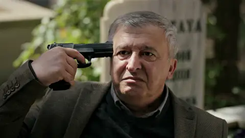 ¡Metin, dispuesto a acabar con su vida!: ¡Se apunta con una pistola ante Ilgaz que le ruega que no lo haga! ¡Metin, dispuesto a acabar con su vida!: ¡Se apunta con una pistola ante Ilgaz que le ruega que no lo haga!