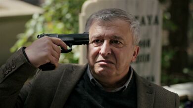 ¡Metin, dispuesto a acabar con su vida!: ¡Se apunta con una pistola ante Ilgaz que le ruega que no lo haga! 