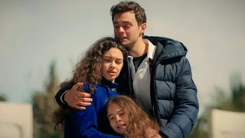 ¡Emel consigue que Asiye y Ömer hagan las paces!: “Os quiero mucho. No volváis a pelearos” ¡Emel consigue que Asiye y Ömer hagan las paces!: “Os quiero mucho. No volváis a pelearos”