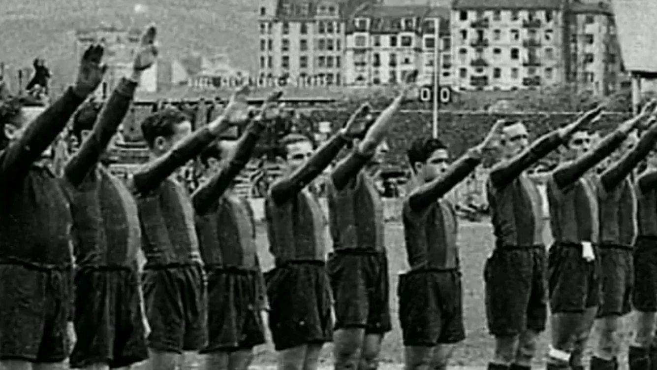 Jugadores del Bar&ccedil;a realizando el saludo fascista