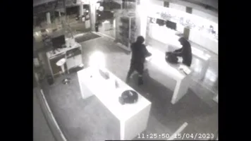 Roban ordenadores valorados en 6000 euros en una tienda de Pontevedra Roban ordenadores valorados en 6000 euros en una tienda de Pontevedra