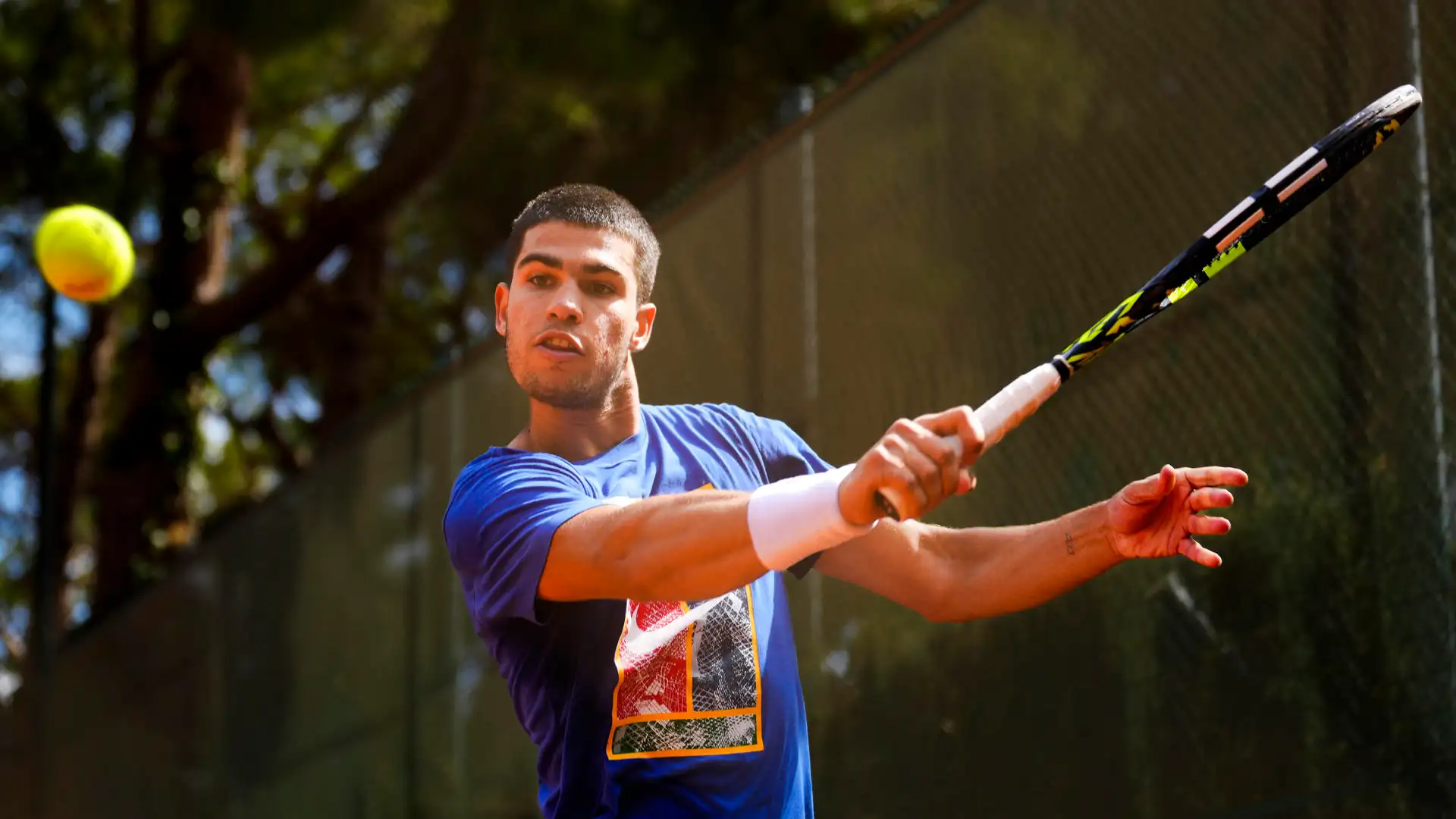 Carlos Alcaraz entrenando para el Trofeo Conde de God&oacute;