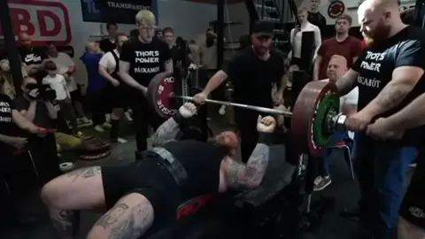 Hafþór Björnsson, en su intento fallido de levantar 252 kilos Hafþór Björnsson, en su intento fallido de levantar 252 kilos