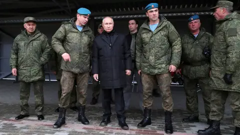 Putin con militares rusos