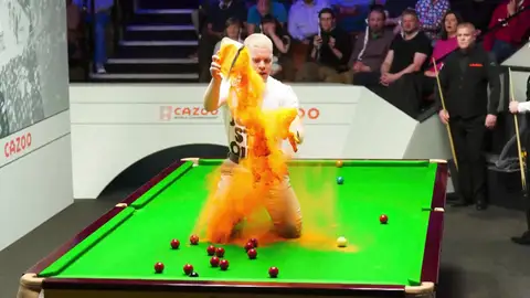 Un integrante del grupo 'Just Stop Oil' interrumpe una partida del Mundial de snooker