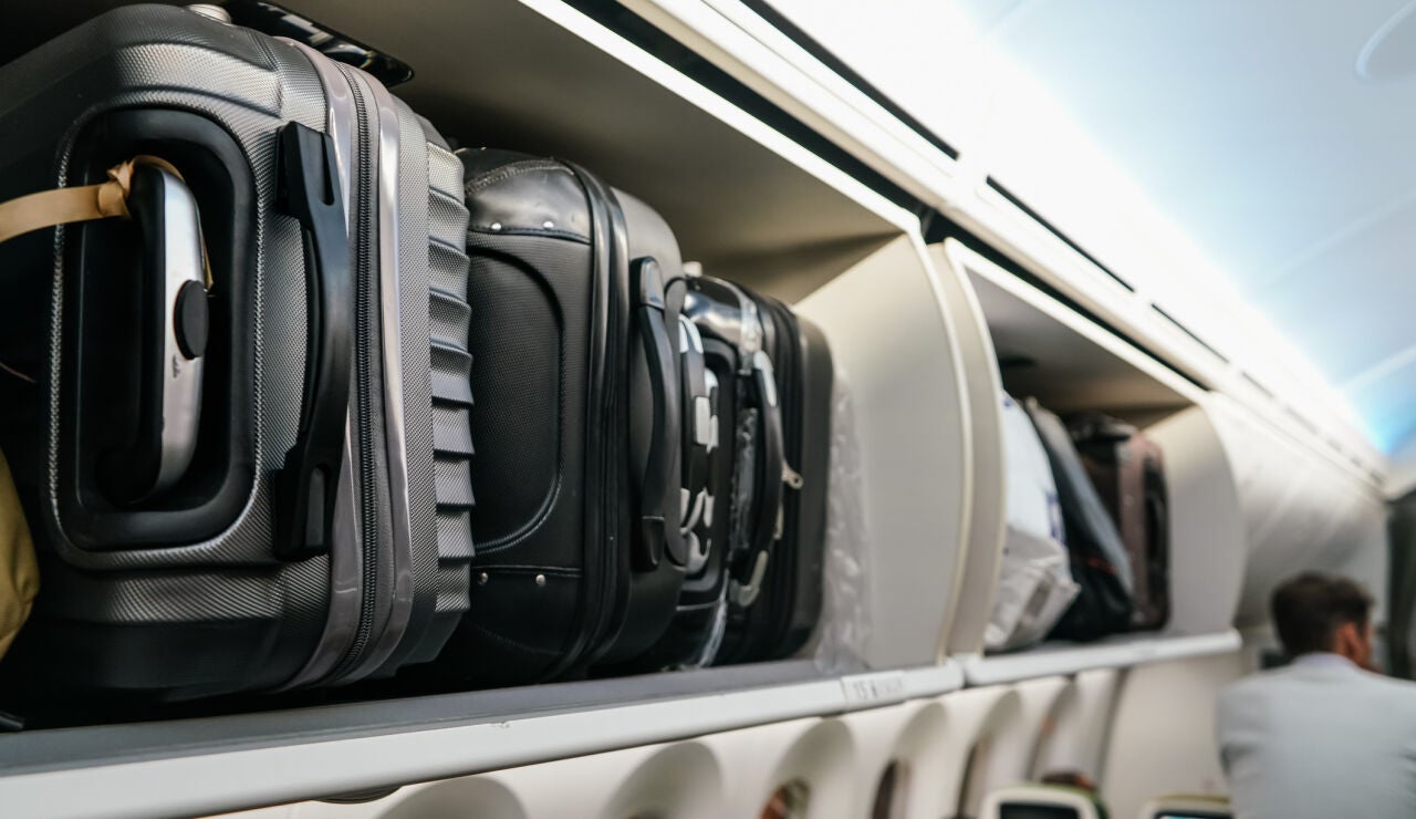 Maletas en la cabina de un avi&oacute;n