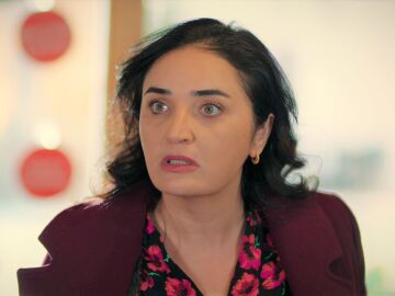 Seng&uuml;l pierde el control y se enfrenta a G&ouml;n&uuml;l tras descubrir que Orhan ha dormido en su restaurante: "No voy a dejar que me quites a mi marido"