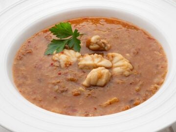 Triunfa en la cocina con la receta de sopa de ajo con rape de Karlos Arguiñano