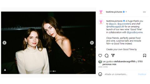 Stella Banderas y Grace Johnson en el evento de su hermana, Dakota Johnson