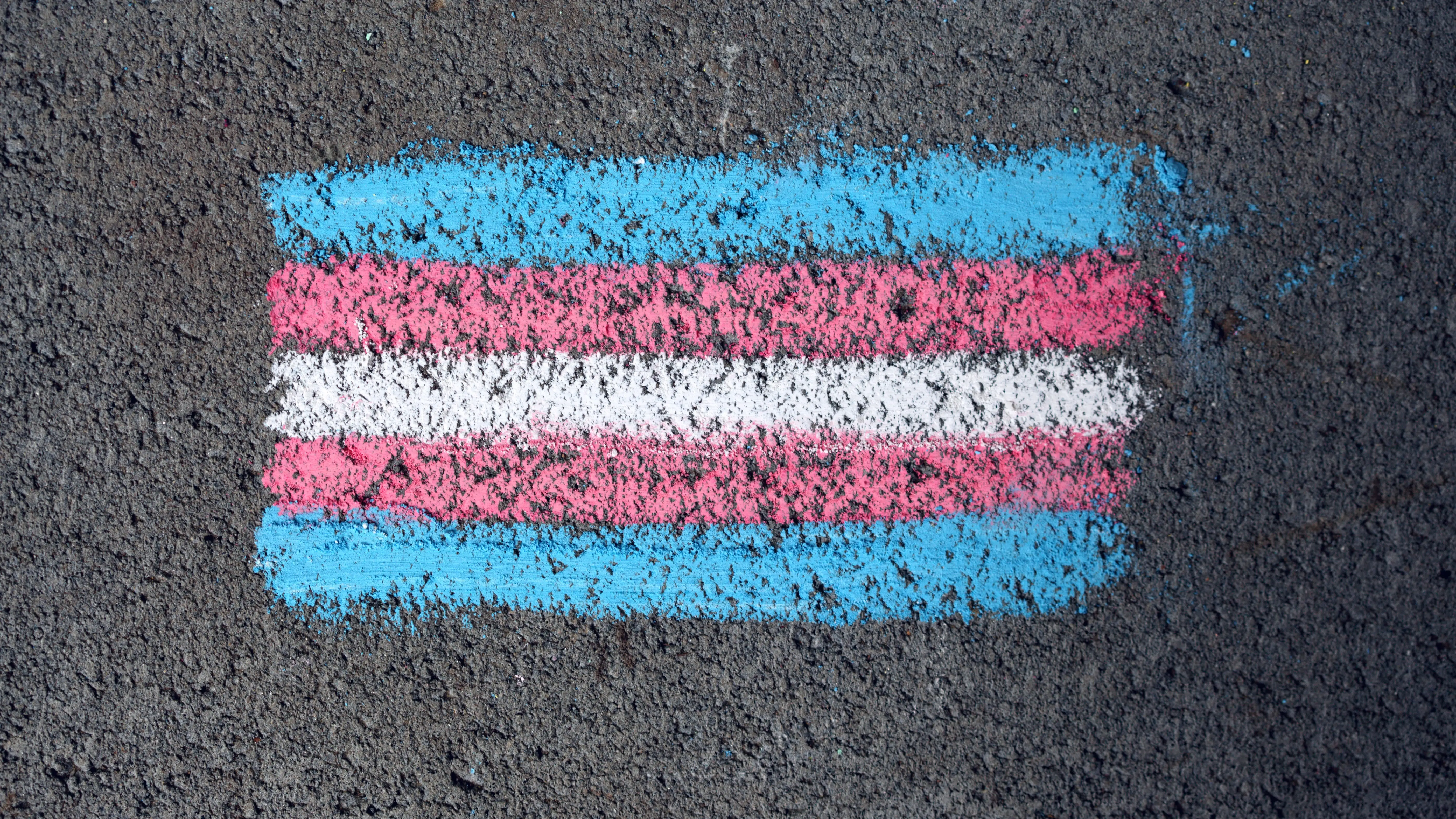 Bandera trans pintada en el suelo Bandera trans pintada en el suelo