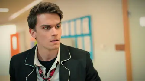 En el último capítulo de ‘Hermanos’: Kaan, dispuesto a todo por proteger a su familia… ¡Pone en peligro su vida y la de Süsen! En el último capítulo de ‘Hermanos’: Kaan, dispuesto a todo por proteger a su familia… ¡Pone en peligro su vida y la de Süsen!