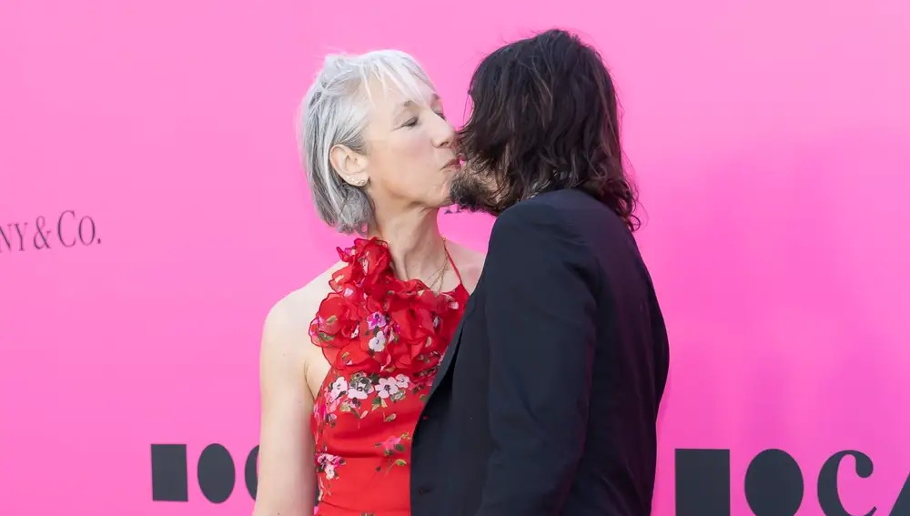 Keanu Reeves y su novia Alexandra Grant se besan en la alfombra roja