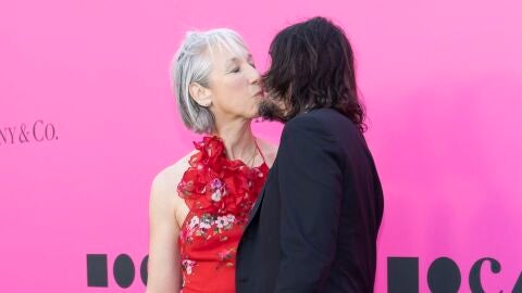 Keanu Reeves y su novia Alexandra Grant se besan en la alfombra roja