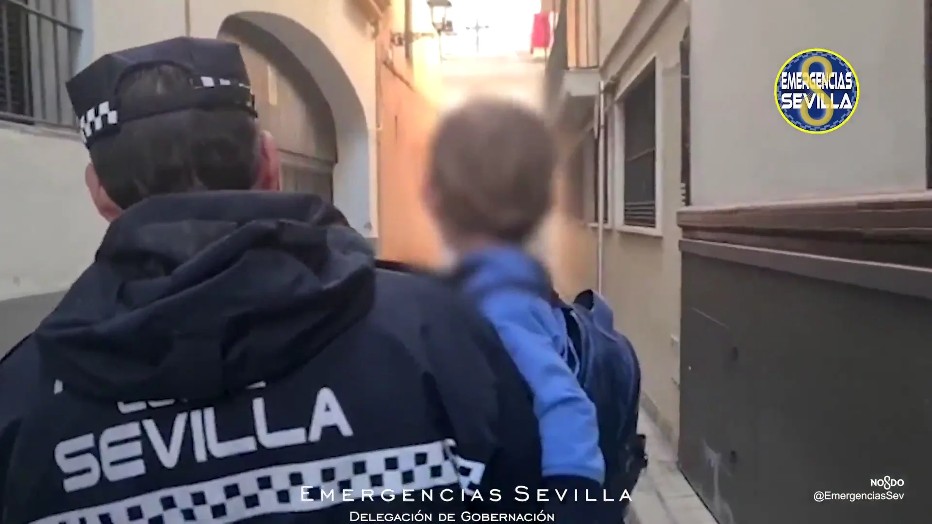 El Policía con el niño en brazos El Policía con el niño en brazos