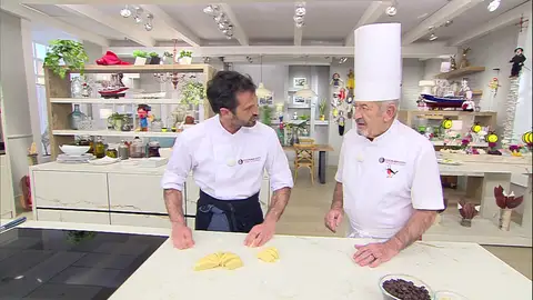 Saca la masa del bol, divídela en 12 porciones Saca la masa del bol, divídela en 12 porciones